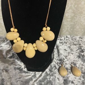 Tagua nut necklace in a beautiful light beige color. Approx. 18”.